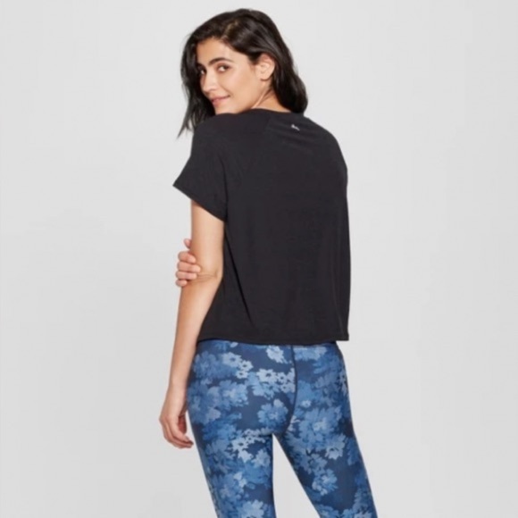 JOYLAB WOMEN’S LIGHTWEIGHT ACTIVE V-NECK T – SHIRT - Picture 2 of 4